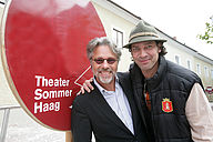 Adi Hirschal (li.) übergibt die künstlerische Verantwortung für den Theatersommer Haag an Gregor Bloéb