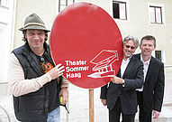 Theatersommer Haag Geschäftsführer Kurt Reitzinger (re.) mit dem scheidenden Intendanten Adi Hirschal (mi.) und dem neuen Intendanten Gregor Bloeb (li.)