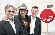 Theatersommer Haag Geschäftsführer Kurt Reitzinger (re.) mit dem scheidenden Intendanten Adi Hirschal (li.)  und dem neuen Intendanten Gregor Bloeb (mi.)