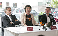 Theatersommer Haag Geschäftsführer Kurt Reitzinger (re.) mit dem scheidenden Intendanten Adi Hirschal (li.)  und dem neuen Intendanten Gregor Bloeb (mi.)