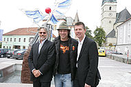 Theatersommer Haag Geschäftsführer Kurt Reitzinger (re.) mit dem scheidenden Intendanten Adi Hirschal (li.)  und dem neuen Intendanten Gregor Bloeb (mi.)
